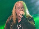 Zp�v�k kapely Helloween Andi Deris na festivalu Masters of Rock v roce 2014.