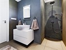 Souástí koupelny s vanou je také sprchový kout s bezbariérovým pístupem.