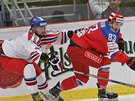 eský hokejista Robert Kousal (vlevo) se snaí zastavit Vladimira Brjukvina.