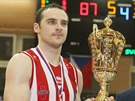 Kapitán pardubických basketbalist Luká Kotas (vlevo) pózuje s trofejí, kterou...