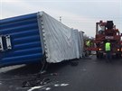 Na dálnici D8 nedaleko Klían se ti kilometry za Prahou pevrátil kamion s...