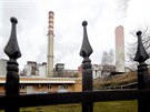 Komíny elektrárny v polském Turów, která se nachází poblí skleník.