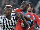 Paul Pogba z Juventusu (vlevo) a Kalidou Koulibaly z Neapole se petahují.