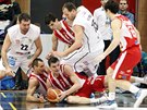 Momentka z finále eského poháru basketbalist mezi Pardubicemi (ervenobílá) a...