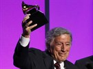 Tony Bennett a Bill Charlap pebírají cenu Grammy za desku The Silver Lining:...