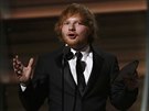 Grammy 2016: Ed Sheeran pebírá cenu za Píse roku (15. února 2016).