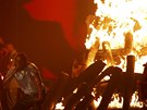 Grammy: Vystoupení rapera Kendricka Lamara s ohněm v pozadí (15. února 2016)
