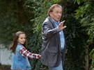 Karel Gott a jeho dcera Charlotte Ella ve filmu Decibely lásky (2016)