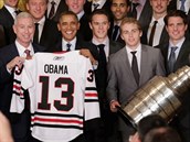 Barack Obama gratuluje mustvu Chicago Blackhawks k zisku Stanley Cupu v roce...