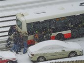 Cestující museli vlastními silami uvést do pohybu autobus, která měl kvůli...