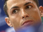 Portugalsk fotbalista Cristiano Ronaldo na tiskov konferenci