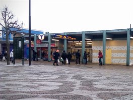 Lidé v Tenstě se nejčastěji zdržují kolem stanice metra a přilehlého nákupního...