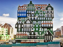 Inntel Hotel Zaandam, Nizozemsko, Amsterdam. Z dálky hotel vypadá jako barevná...
