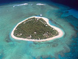 Tavarua Island, Fidi. Ostrvek o rozloze 12 hektar obklopuje korálový útes a...
