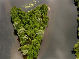 Srdcový ostrvek na jezeru Kemnade v Nmecku, které se rozprostírá mezi msty...