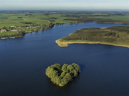 Malý bezejmenný ostrvek ve tvaru srdce leí na jezee Kleine Muritz v Nmecku...