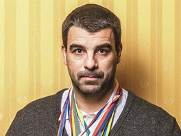 Michal Sýkora a jeho medailová sbírka. Vlevo zlaté medaile za tituly se Spartou...