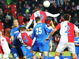 Momentka z duelu Slavie a Brna, nejve se dostal stoper sevanch Simon Deli.