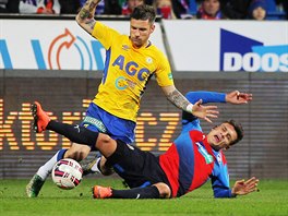 Urputn� boj o m�� sv�d� Martin Fillo z Teplic (vlevo) a Ale� Mat�j� z Plzn�.