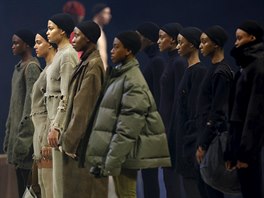 Modely z dílny rapera Kanye Westa (New York, 11. února 2016)