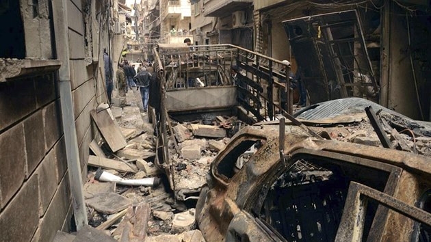 Následky bombardování v křesťanské čtvrti Aleppa (10. února 2016)