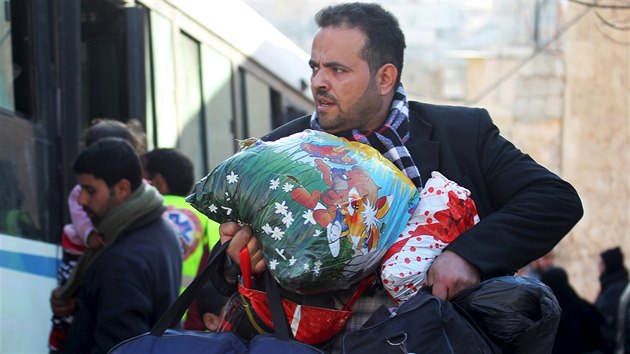 Syrští uprchlíci na přechodu Bab al-Salam na hranicích Turecka (10. února 2016)