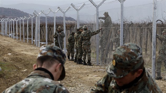 Vstavba plotu na makedonsko-eckch hranicch (8. nora 2016)