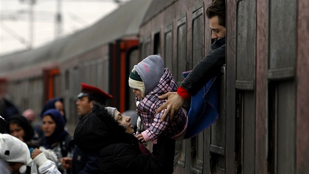 Běženci vystupují z vlaku u vesnice Tabanovce na makedonsko-srbské hranici (10. února 2016)