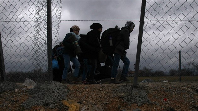 Běženci u vesnice Tabanovce na makedonsko-srbské hranici (10. února 2016)