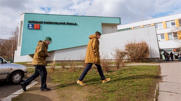 Střední průmyslová škola Na Třebešíně, poznamenaná úmrtím šikanované učitelky. Na její týrání upozornili vedení školy sami žáci –přesto si teď někteří vyčítají, že to měli udělat dříve a důrazněji. (15. února 2016)