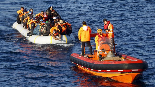 Turecká pobřežní stráž táhne člun plný migrantů, kteří se neúspěšně pokusili dostat na Lesbos (7. listopadu 2015)