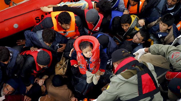 Běženci na lodi turecké pobřežní stráže, která zmařila jejich pokus o plavbu do Řecka (7. listopadu 2015)