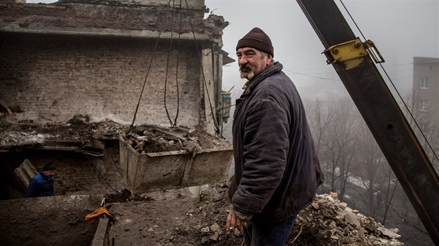 Opravy rozbombardovanho msta Debalceve na vchod Ukrajiny (10. nora 2016)