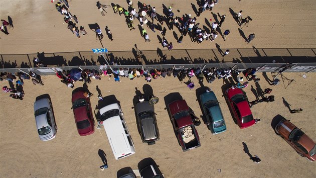 U plotu mezi Mexikem a Spojenými státy se během návštěvy papeže ve městě Ciudad Juarez sešly rozdělené rodiny (17. února 2016)