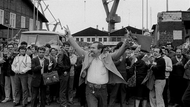 Lech Walesa v ervnu 1983 v gdaskch lodnicch