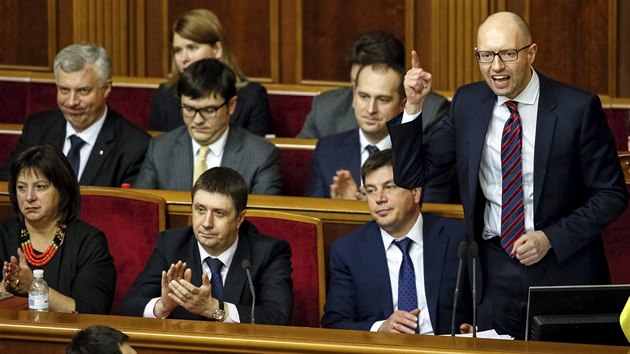 Ukrajinsk premir Arsenij Jaceuk (vpravo) v parlamentu (16. nora 2016)