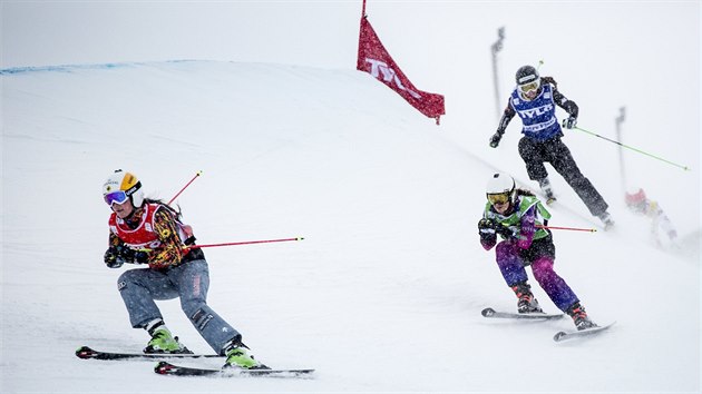 Marielle Thompsonová, Andrea Zemanová a Sabine Wolfsgruberová (zleva) si to sviští v závodu Světového poháru ve švédském Idre.