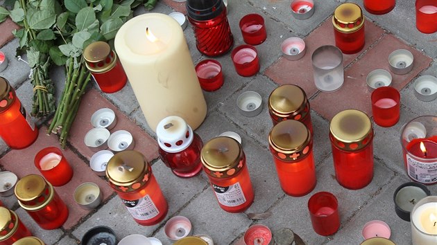 Zavražděné dívce nosili v Teplicích spolužáci a kamarádi před školu svíčky, květiny, vzkazy a plyšáky. (15. 2. 2016)