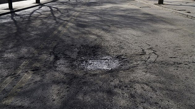 Krter na ulici v Ankae, kde ve stedu vybuchl automobil s nlo (19. nora 2016)