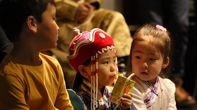 Oslavu lunrnho Novho roku podala mongolsk komunita spolu s Centrem na podporu integrace cizinc v KC Svoboda Cheb. Soust programu byl zpv nrodnch psn, ukzka tradinch tanc, ochutnvka jdel a npoj a soute pro dti.