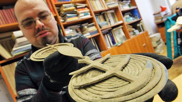 Archeolog karlovarskho muzea Jan Tajer se zachovalou sponou z bronzovho pokladu nalezenho u Nov Role.