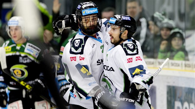 Hokejist Mlad Boleslavi se raduj z glu v utkn s Karlovmi Vary. Vlevo je Jakub klepi, vpravo Tom Hyka.