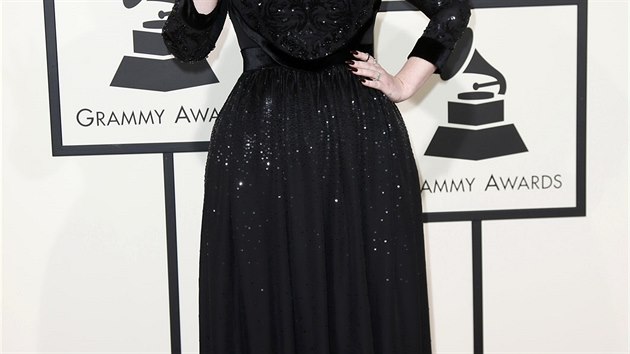 Naprostá většina přítomných vsadila na černou klasiku - stejně jako zpěvačka Adele, která na červeném koberci moc neexperimentuje. Šaty od francouzského módní domu Givenchy tentokrát překvapivě nedoplnila natupírovaným účesem, ale přirozeným delším mikádem.