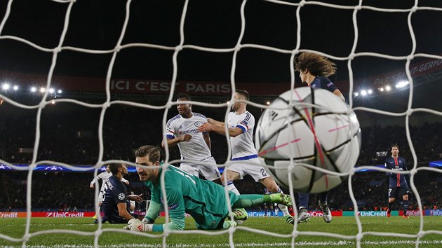 VYROVNNO! Hri Chelsea se raduj z trefy Johna Obiho Mikela, kter v zpase s Paris Saint-Germain vyrovnal na 1:1.