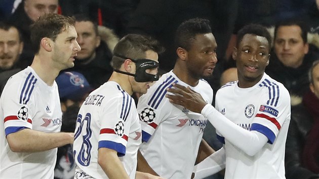 TO SE TI POVEDLO! Fotbalist Chelsea Johnu Obimu Mikelovi k vyrovnvac brance v zpase s Paris Saint-Germain.
