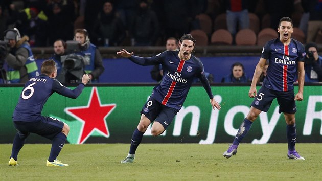 VEDEME! Edinson Cavani z Paris Saint-Germain se raduje z vítzného gólu v...