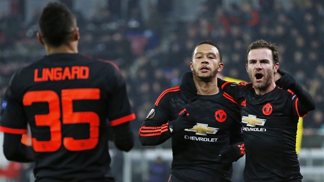 HEZKY! Juan Mata a Jesse Lingard z Manchesteru United gratuluj ke glu Memphisi Depayovi.