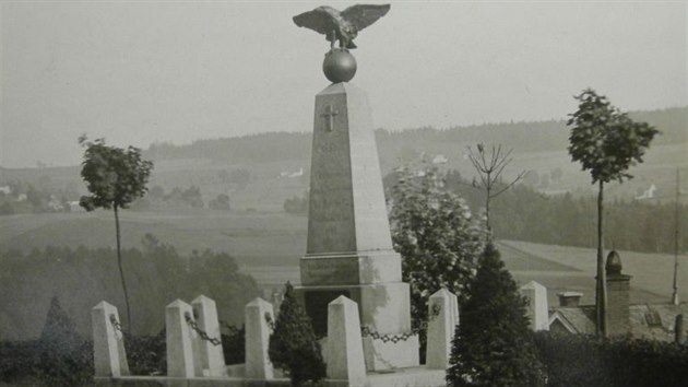 Původní podoba kokonínského válečného památníku.
