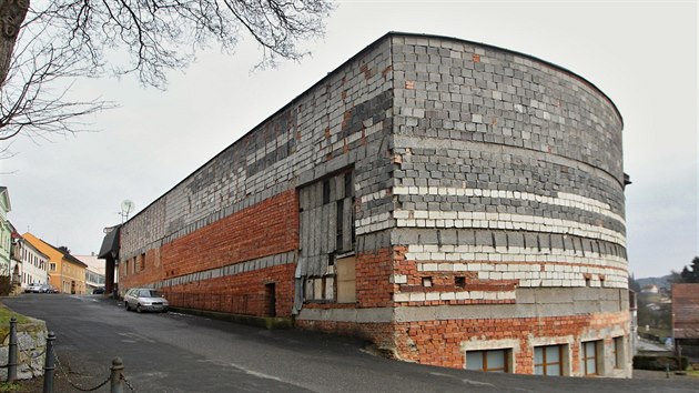 Nevábný pohled na torzo českodubského kulturního domu.