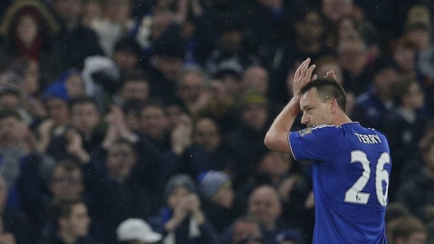 Kapitn Chelsea John Terry musel vystdat kvli zrann u bhem prvnho poloasu. Od fanouk si vyslouil bouliv aplaus.